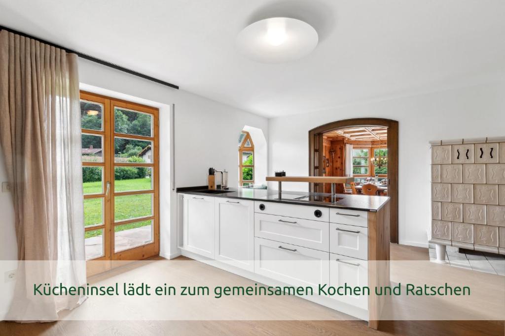 Kuchyň nebo kuchyňský kout v ubytování Luxus-Villa mit Indoorpool, Sauna & offenem Kamin
