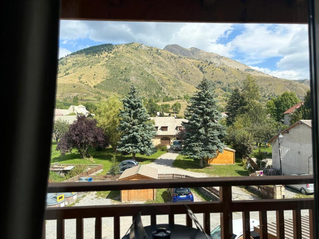 Nespecifikovaný výhled na hory nebo výhled na hory při pohledu z hotelu