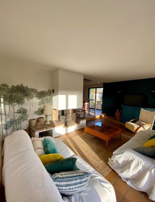 - un salon avec deux canapés blancs et une table dans l'établissement Villa La Cantina, piscine, à Lège-Cap-Ferret