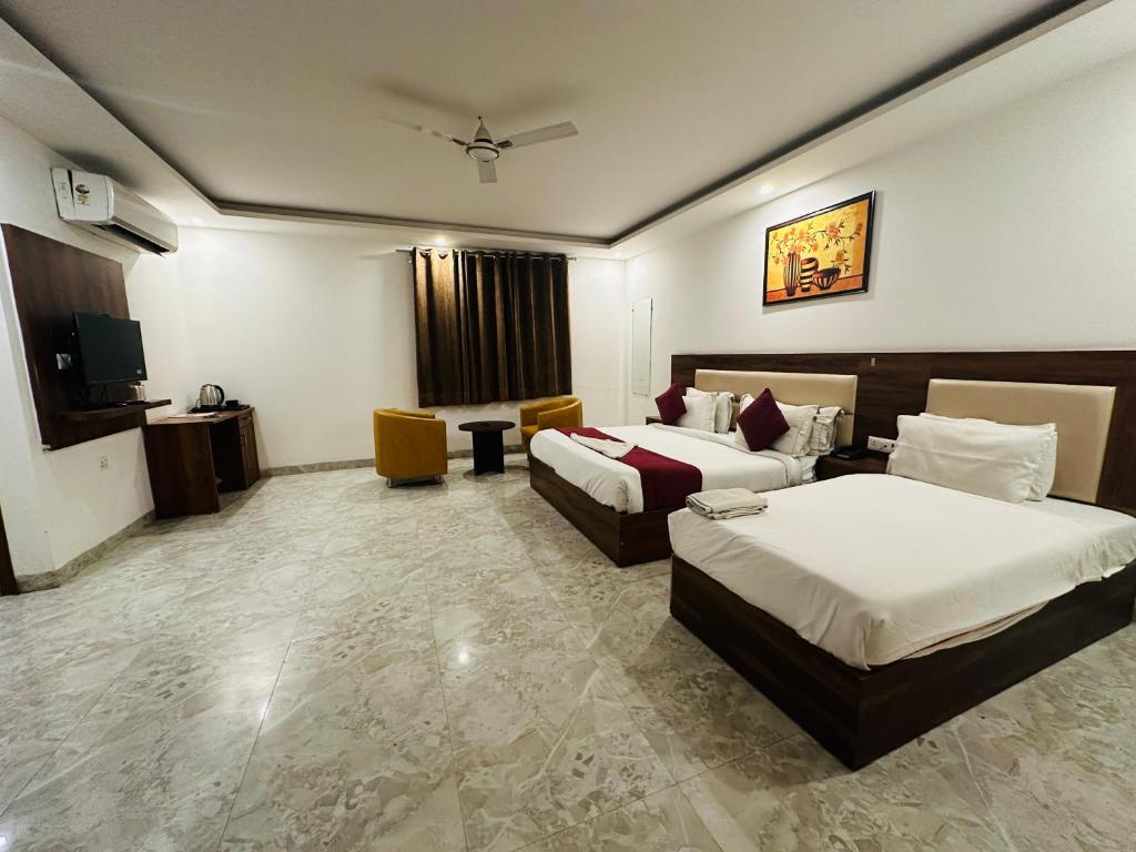 Postel nebo postele na pokoji v ubytování Hotel De Clark Residency Delhi Airport