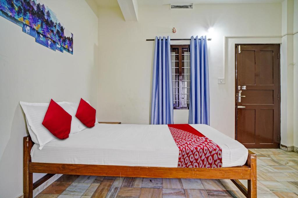 Postel nebo postele na pokoji v ubytování Hotel O Highway Inn