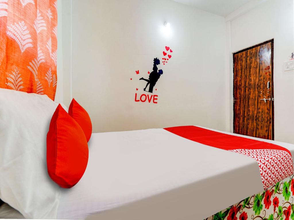 Postel nebo postele na pokoji v ubytování Hotel O RJ Hotel