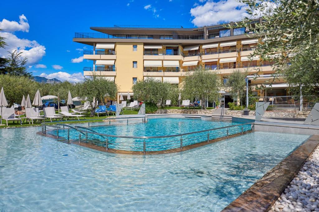Bazén v ubytování Hotel Baia Verde nebo v jeho okolí