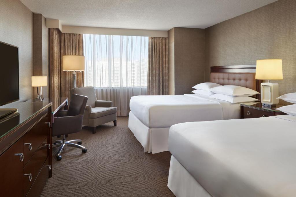 Una cama o camas en una habitación de Sheraton Parkway Toronto North Hotel & Suites