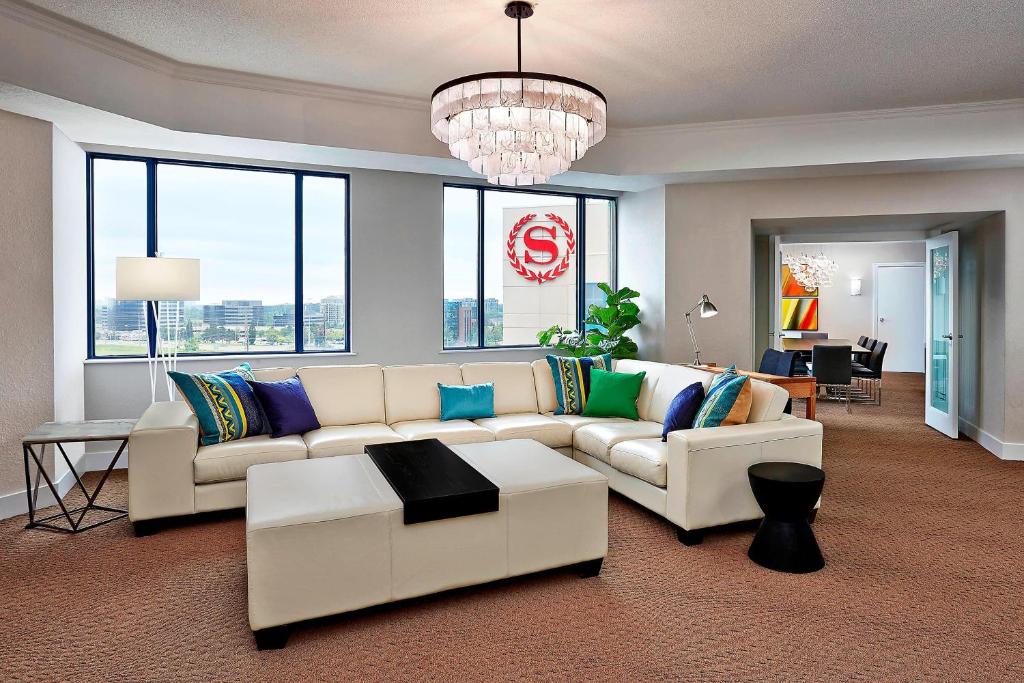 Un lugar para sentarse en Sheraton Parkway Toronto North Hotel & Suites