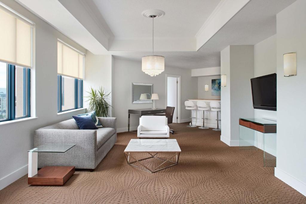 Un lugar para sentarse en Sheraton Parkway Toronto North Hotel & Suites