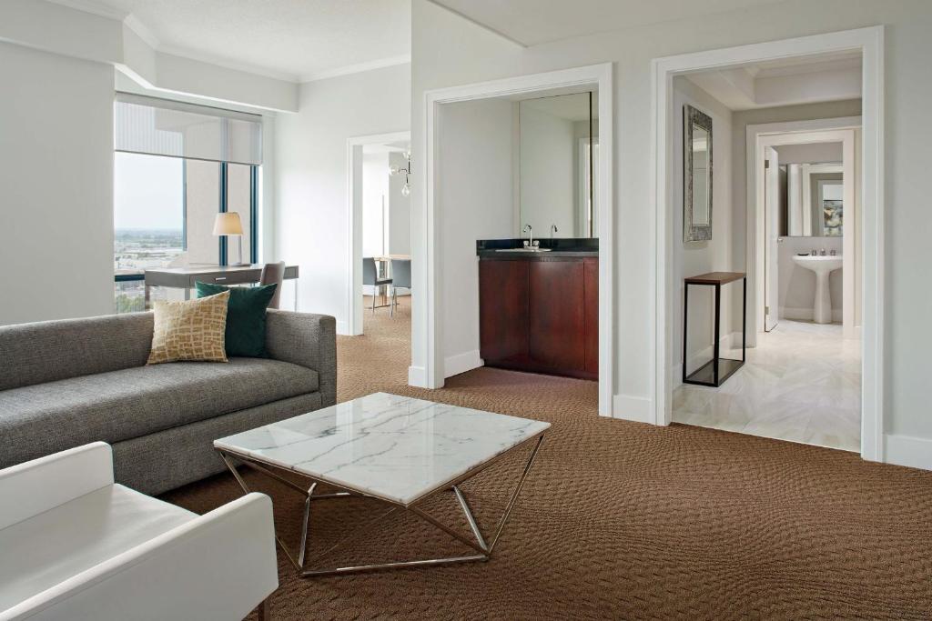 Un lugar para sentarse en Sheraton Parkway Toronto North Hotel & Suites
