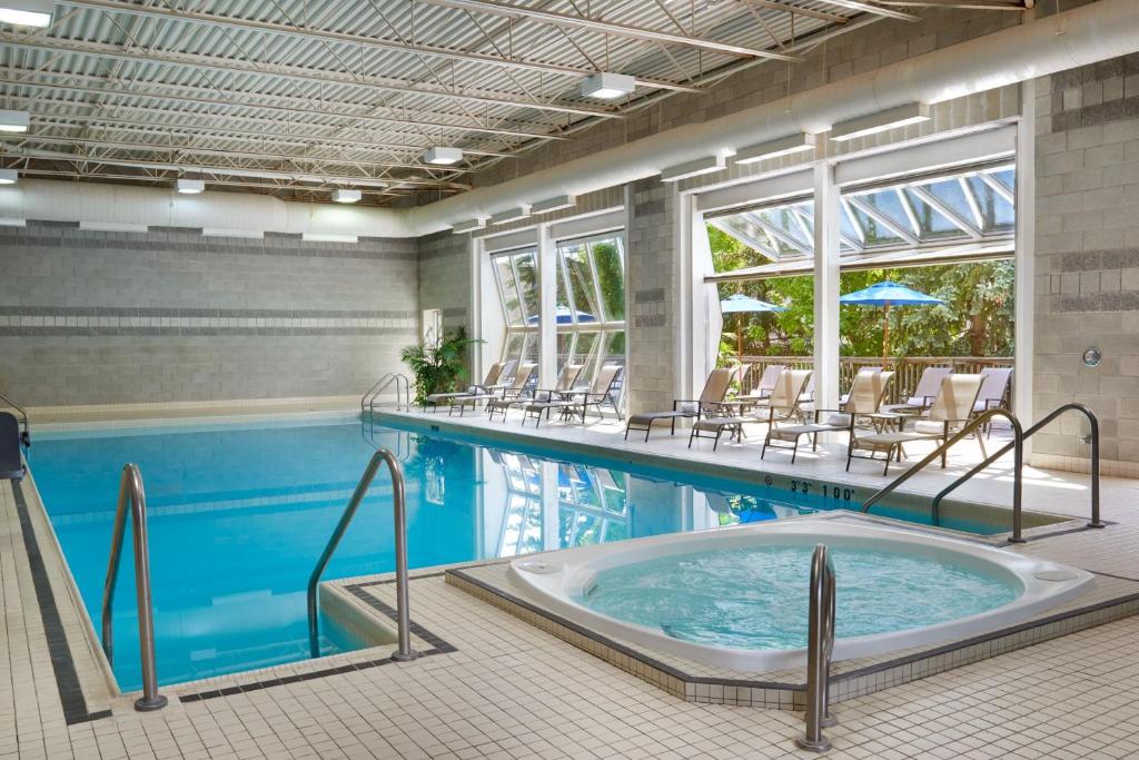 La alberca dentro o cerca de Sheraton Parkway Toronto North Hotel & Suites