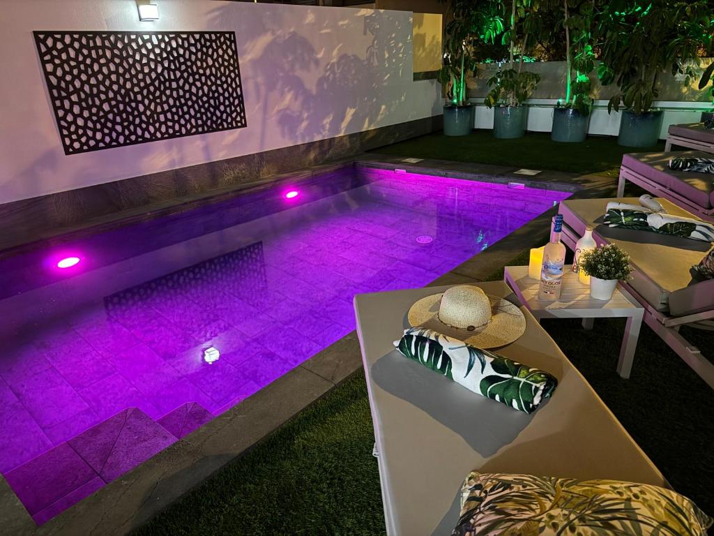 Bazén v ubytování Welcome to Villa Bali a luxurious modern getaway nebo v jeho okolí