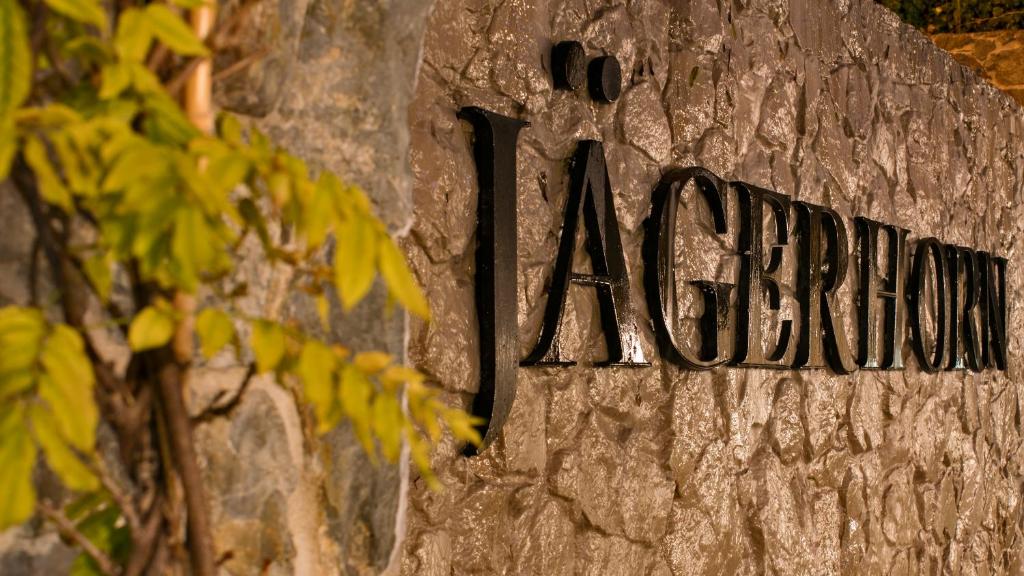 znak na ścianie kamiennej w obiekcie Hotel Jägerhorn w Zagrzebiu