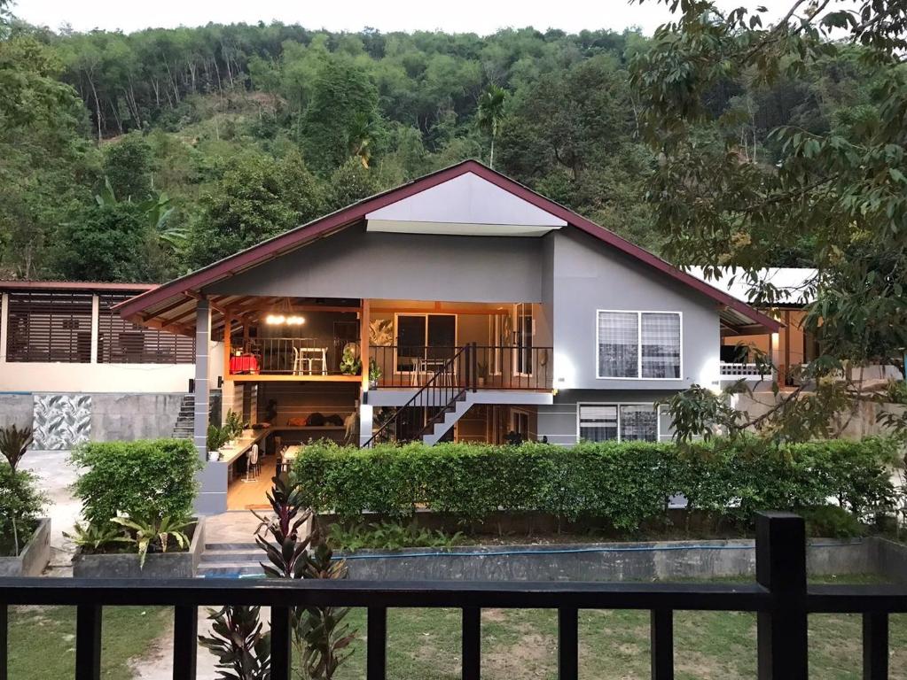Una casa con vista al frente de ella en 66 Baanaisuan 66 บ้านในสวน, en Ban Komo Sam Sip Paet