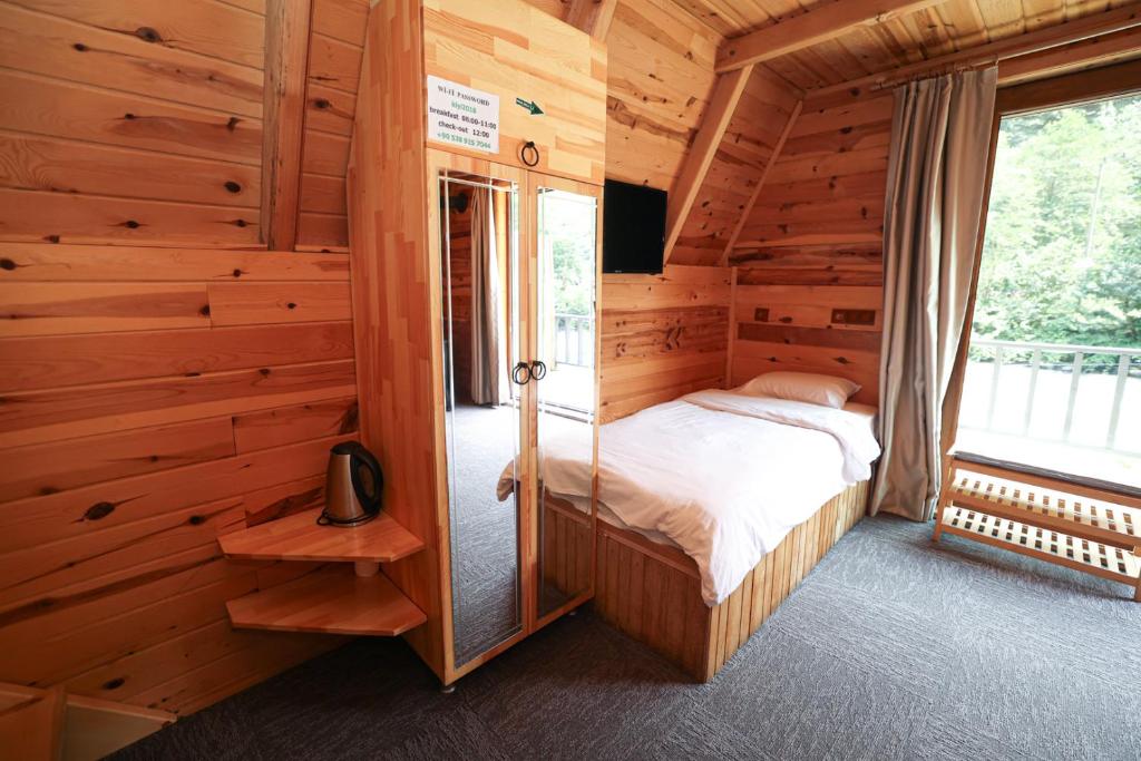 Postel nebo postele na pokoji v ubytování Kiyi Bungalov