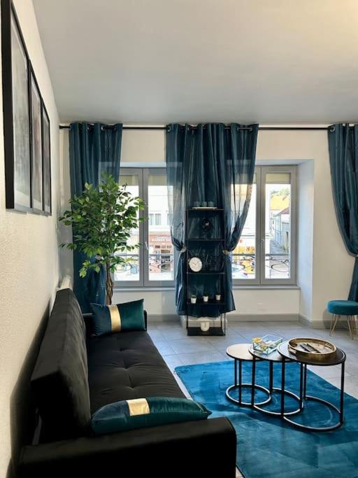 un salon avec un canapé et une table dans l'établissement Le Cocon Saint-Pierre, à Pontarlier