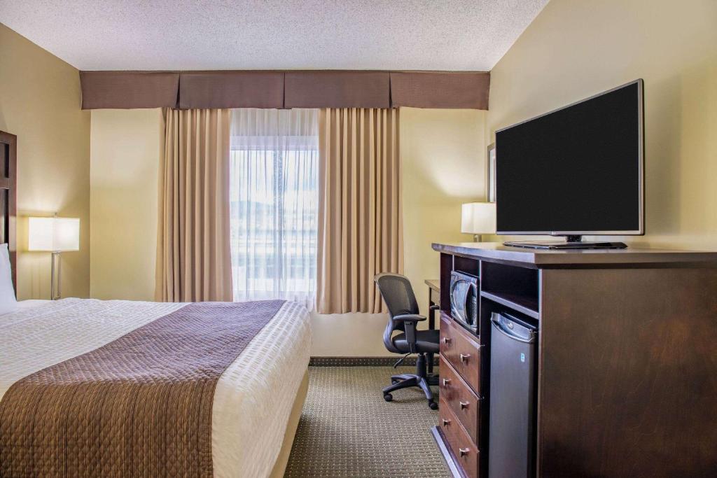 Uma televisão e/ou sistema de entretenimento em Days Inn by Wyndham Cranbrook Conference Centre