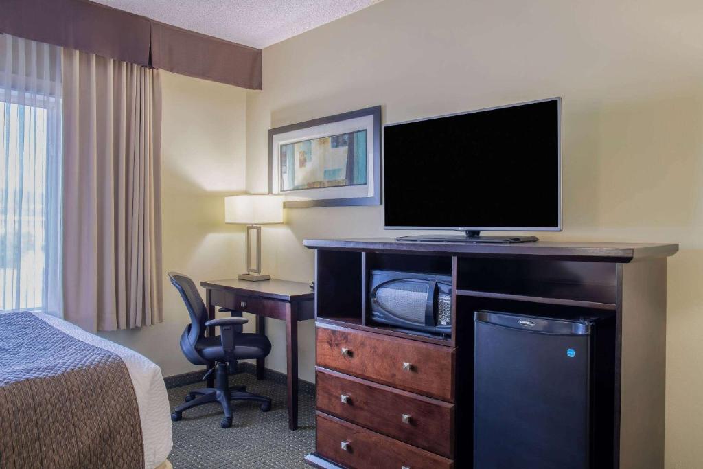 Uma televisão e/ou sistema de entretenimento em Days Inn by Wyndham Cranbrook Conference Centre