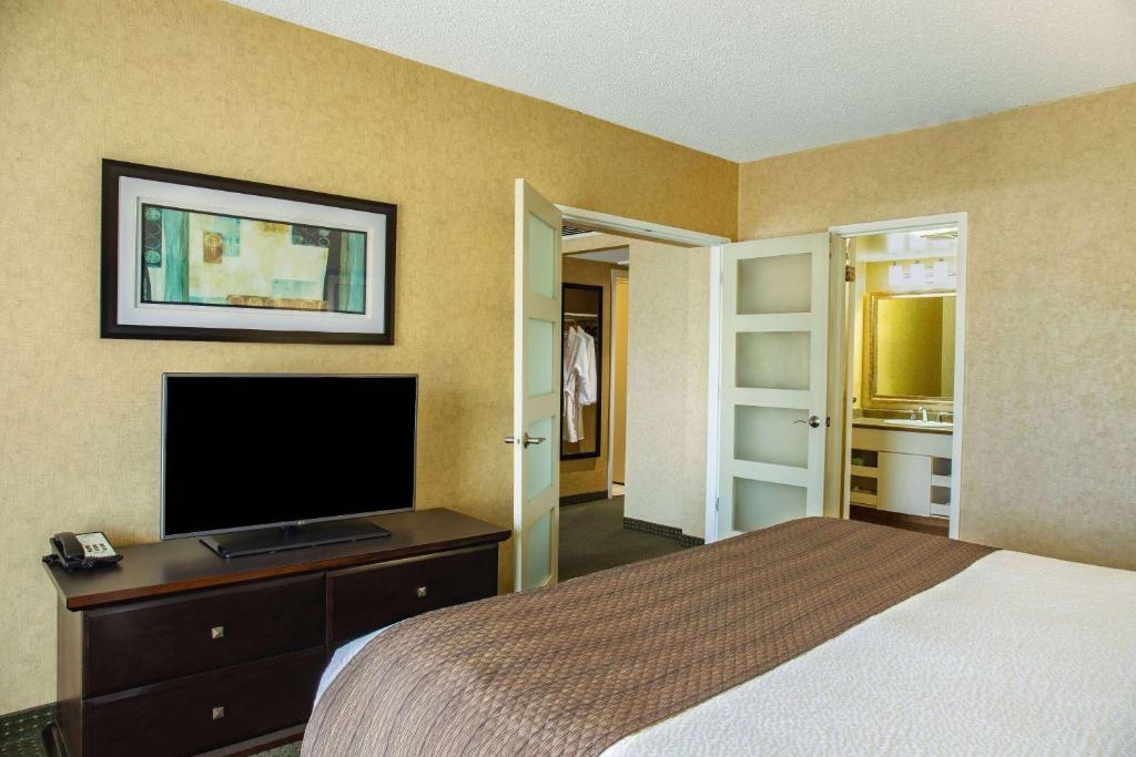 Uma cama ou camas num quarto em Days Inn by Wyndham Cranbrook Conference Centre