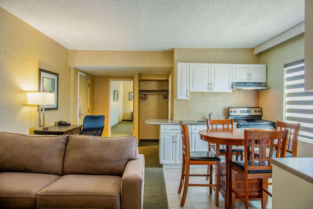 A cozinha ou kitchenette de Days Inn by Wyndham Cranbrook Conference Centre