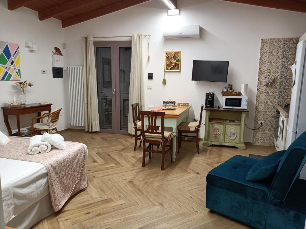A television and/or entertainment centre at La Casa Di Chia