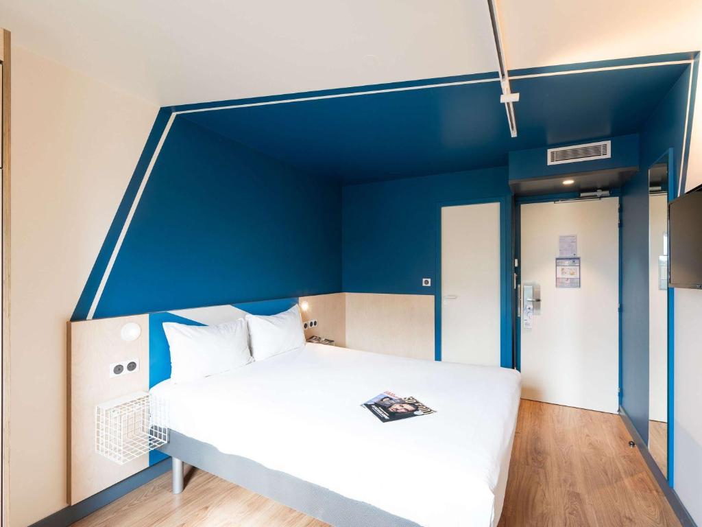 Postel nebo postele na pokoji v ubytování ibis budget Lyon Centre Confluence