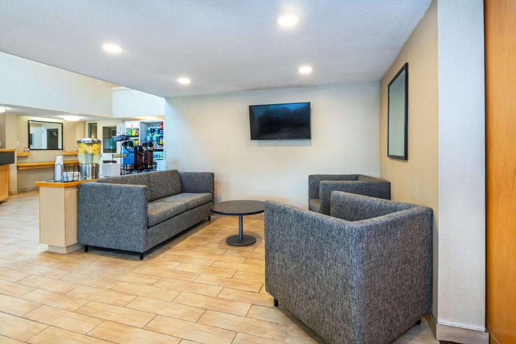 TV a/nebo společenská místnost v ubytování Comfort Inn Hwy 401