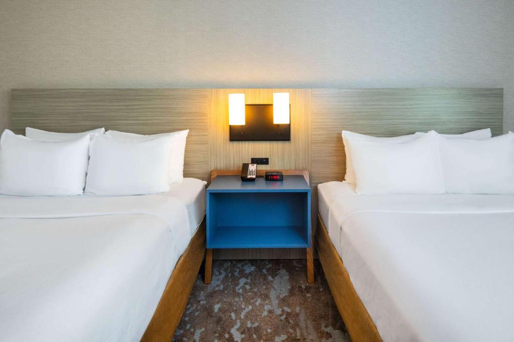 Postel nebo postele na pokoji v ubytování Comfort Inn Hwy 401
