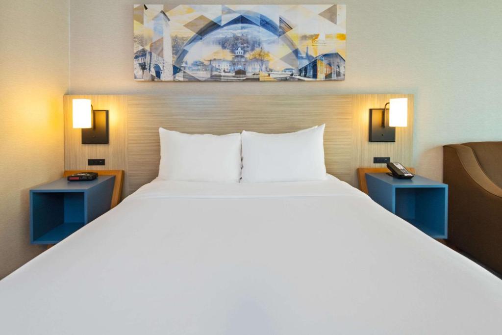 Postel nebo postele na pokoji v ubytování Comfort Inn Hwy 401