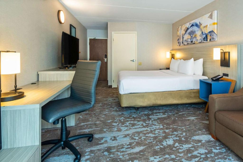 Postel nebo postele na pokoji v ubytování Comfort Inn Hwy 401