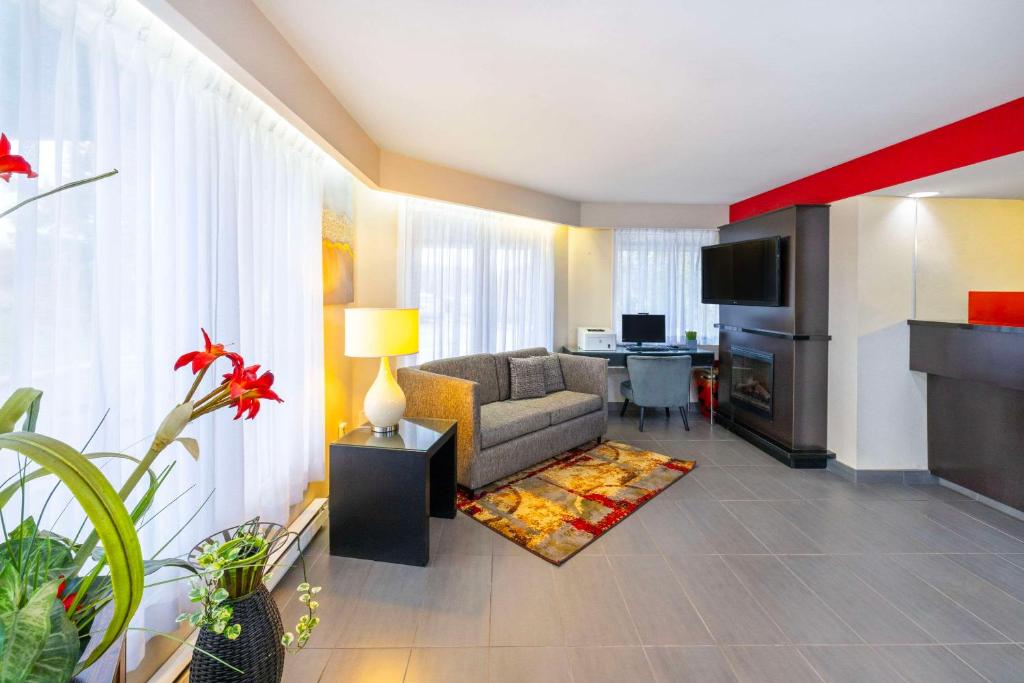 ein Wohnzimmer mit einer Couch und einem Tisch in der Unterkunft Comfort Inn Magnetic Hill in Moncton