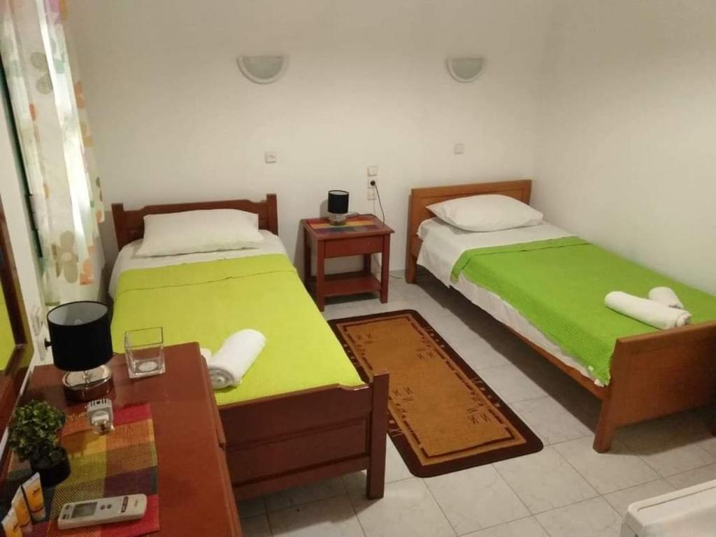Postel nebo postele na pokoji v ubytování PETROS ROOMS to LET KALOGRIA BEACH