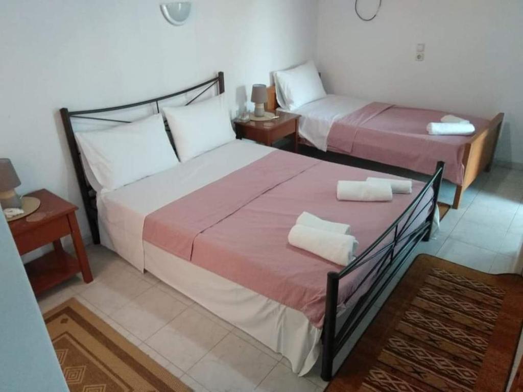 Postel nebo postele na pokoji v ubytování PETROS ROOMS to LET KALOGRIA BEACH