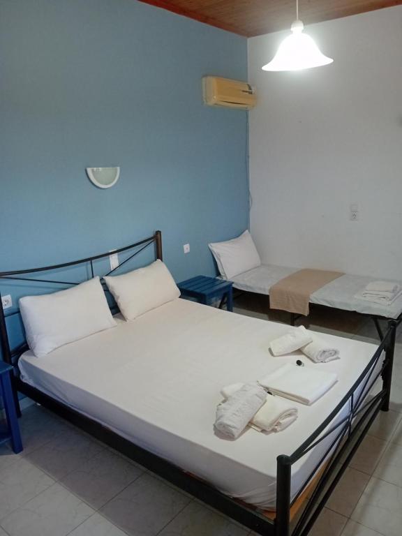 Postel nebo postele na pokoji v ubytování PETROS ROOMS to LET KALOGRIA BEACH