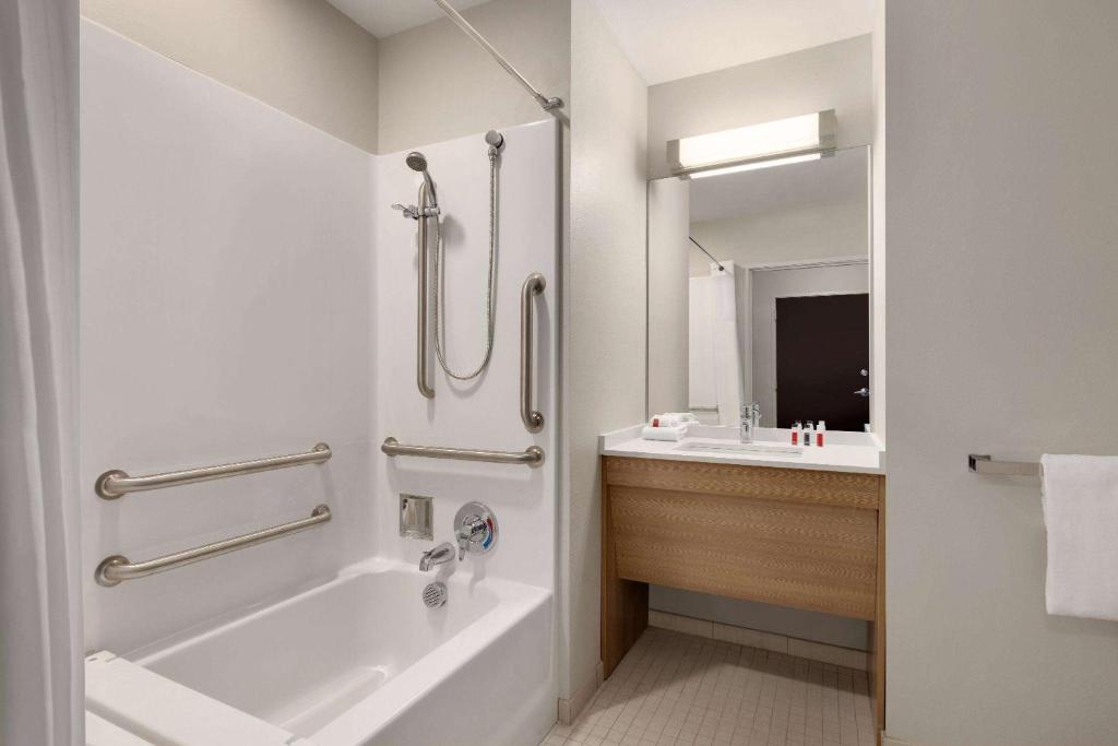 Microtel Inn & Suites by Wyndham Gambrills photo