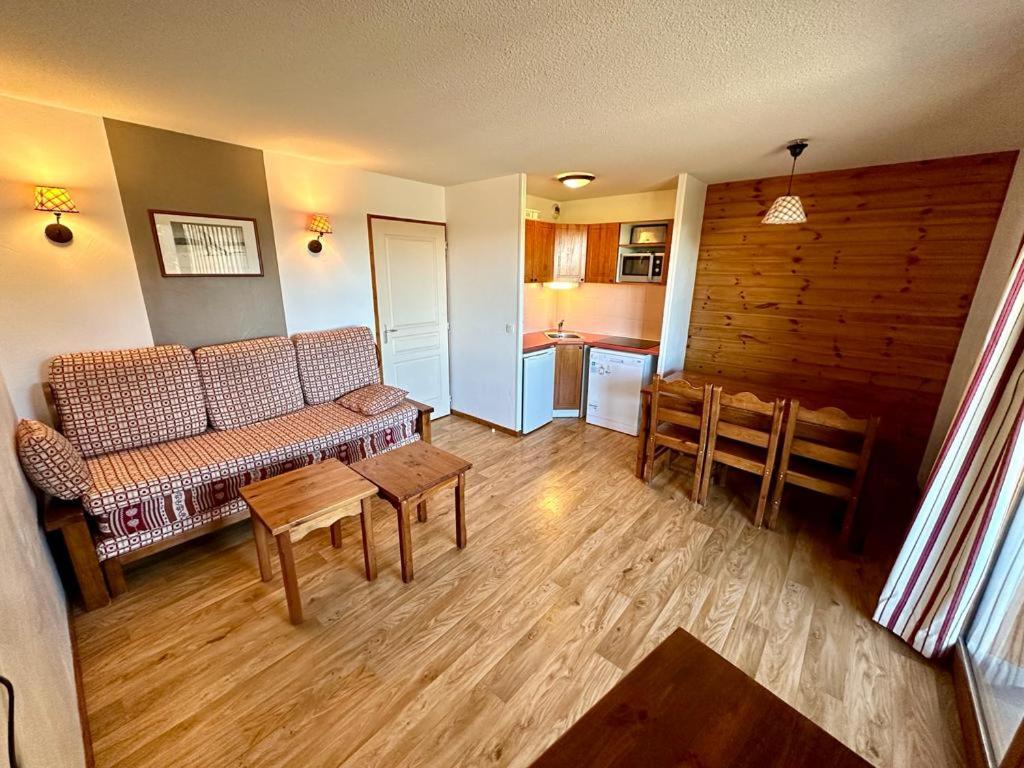 un salon avec un canapé et une table dans l'établissement T3 6 personnes pied des piste, balcon 2 chambre separe a la semaine samedi au samedi, aux Orres