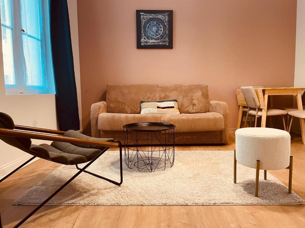 un salon avec un canapé, une table et des chaises dans l'établissement Le Gros Horloge Bleu - 345, à Rouen