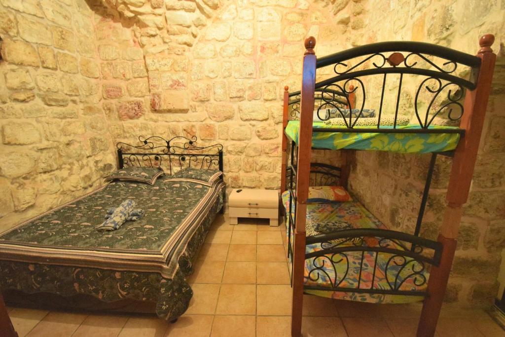 Voodi või voodid majutusasutuse Bab El-Silsileh Hostel toas