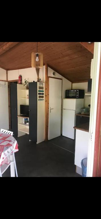 Kuchyň nebo kuchyňský kout v ubytování Le chalet fleuri aux 4 saisons