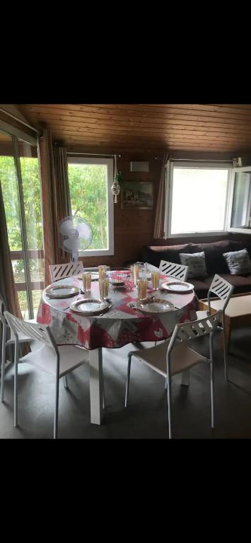 Posezení v ubytování Le chalet fleuri aux 4 saisons
