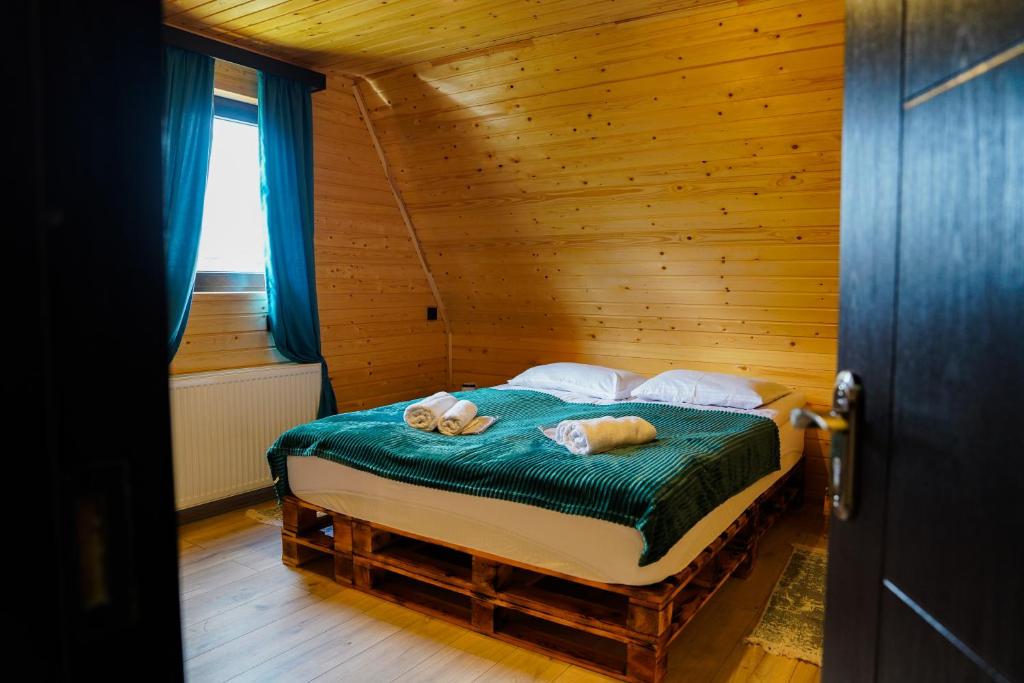 Postel nebo postele na pokoji v ubytování Rest point cottage Kazbegi