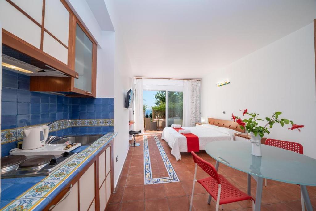 A kitchen or kitchenette at Felix Residence