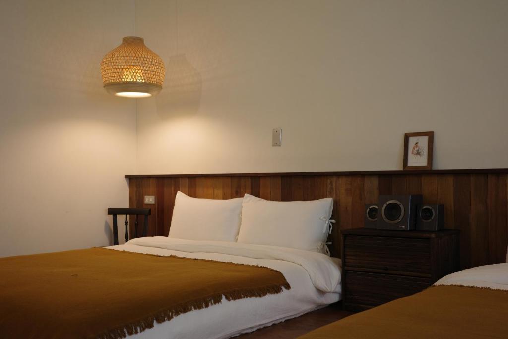 A bed or beds in a room at 仨食居室