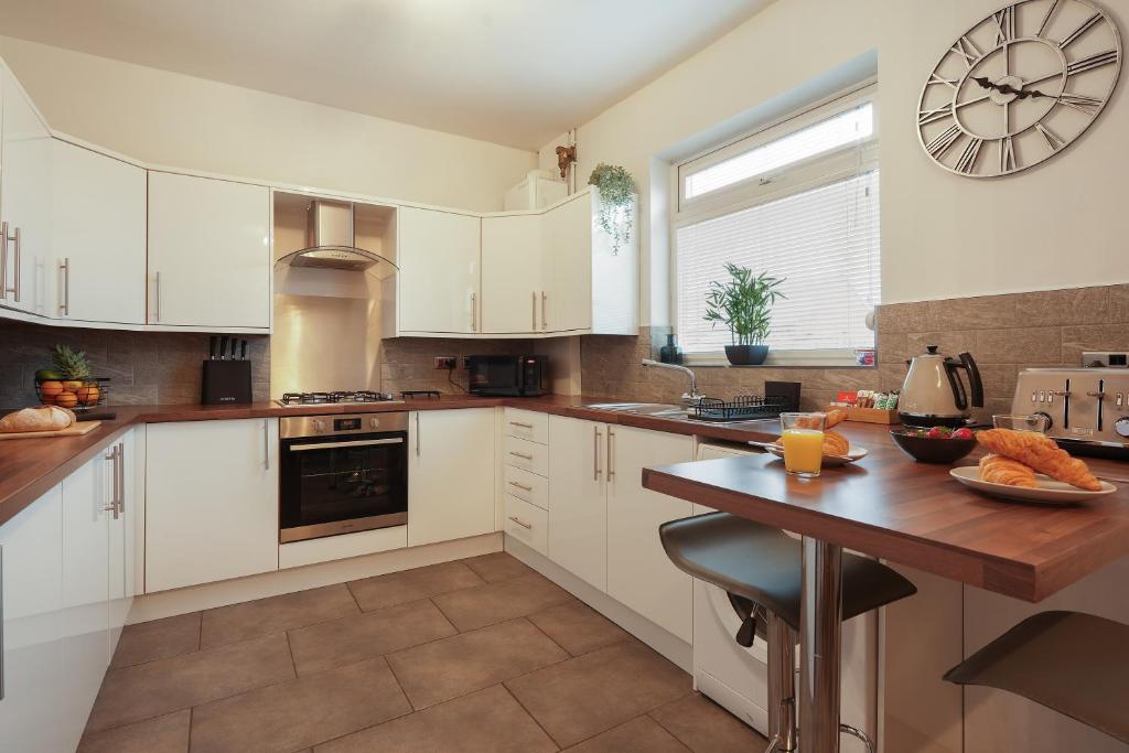 Kuchyň nebo kuchyňský kout v ubytování The Lodge - comfortable, stylish, 3 bedroom home with 3-6 beds near Utilita Arena - free parking
