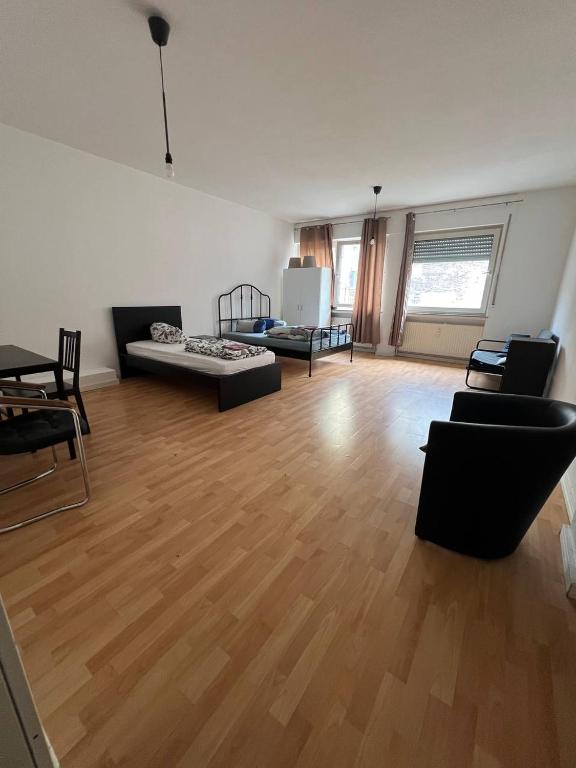 ein leeres Wohnzimmer mit Möbeln und Holzboden in der Unterkunft Big Apartments in Dortmund