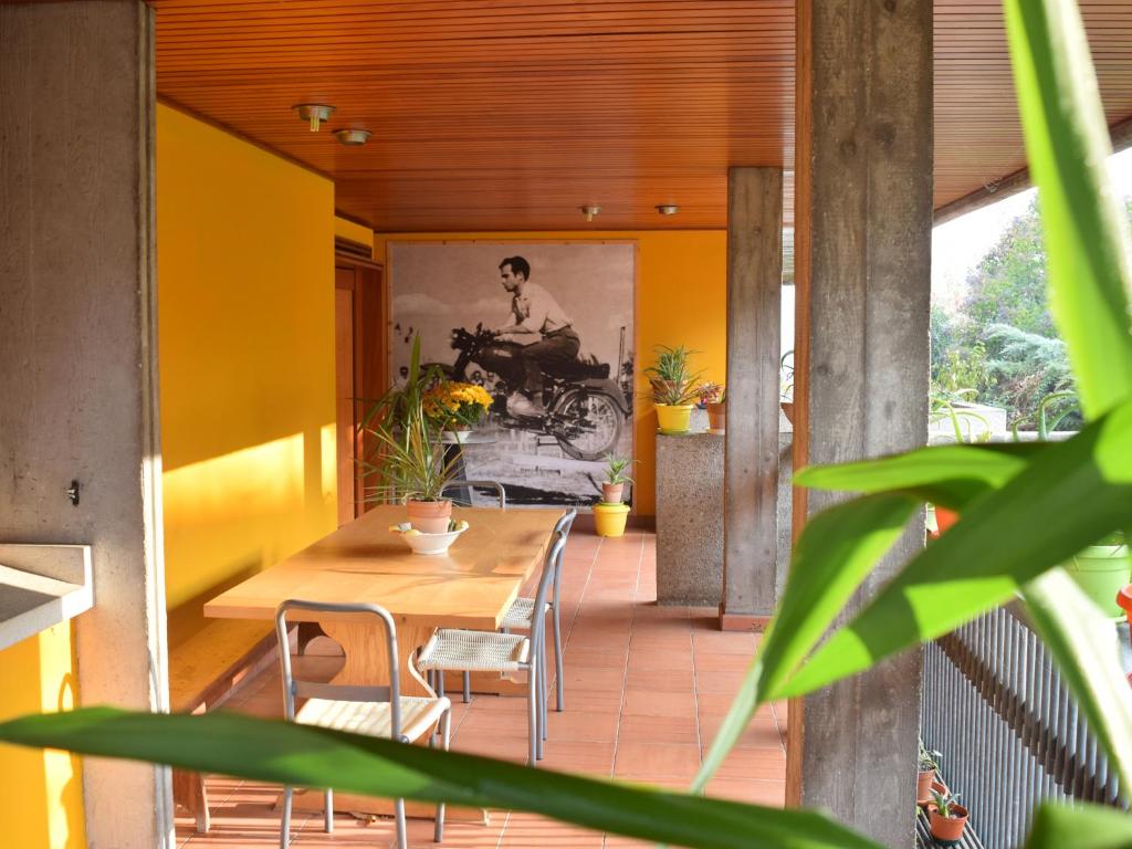 una sala da pranzo con tavolo e sedie su un portico di Tarcisio B&B a Tavullia