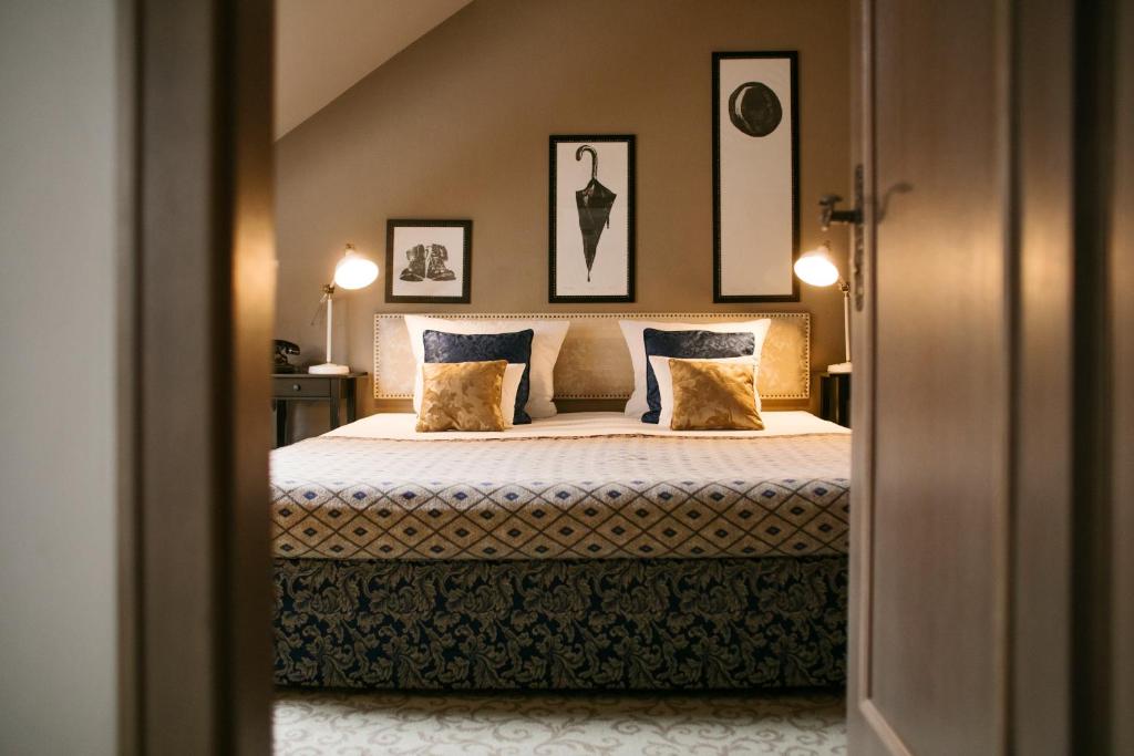 Een bed of bedden in een kamer bij Hotel Jägerhorn