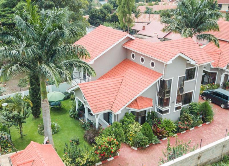 eine Luftansicht eines Hauses mit orangefarbenem Dach in der Unterkunft Arusha Kwetu Villa in Sokon