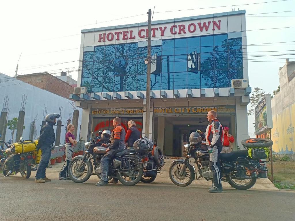 un grupo de personas en motocicleta frente a una tienda en Hotel City Crown Lamahi Dang, en Namāi