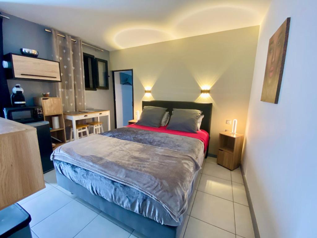 Postel nebo postele na pokoji v ubytování Hostal 170 Room 15 Service Appartement