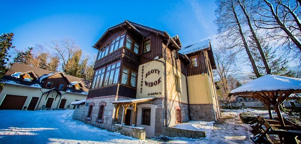 budynek z napisem na śniegu w obiekcie Złoty Widok w mieście Karpacz