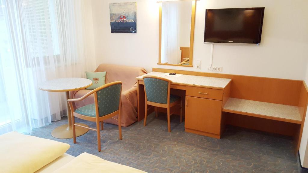 TV a/nebo společenská místnost v ubytování Gasthof Hotel Zur goldenen Krone