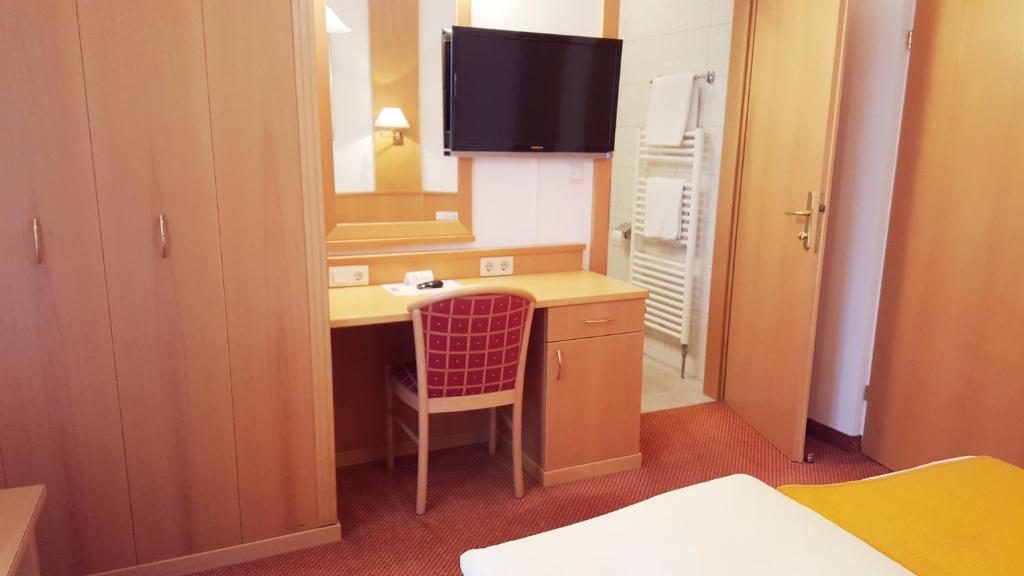 TV a/nebo společenská místnost v ubytování Gasthof Hotel Zur goldenen Krone